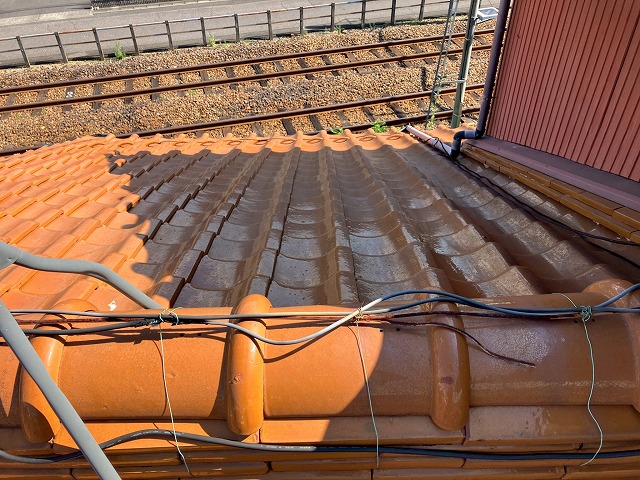 棟をはっているケーブル